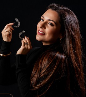 Foto profissional da Dra. Flávia com alinhadores